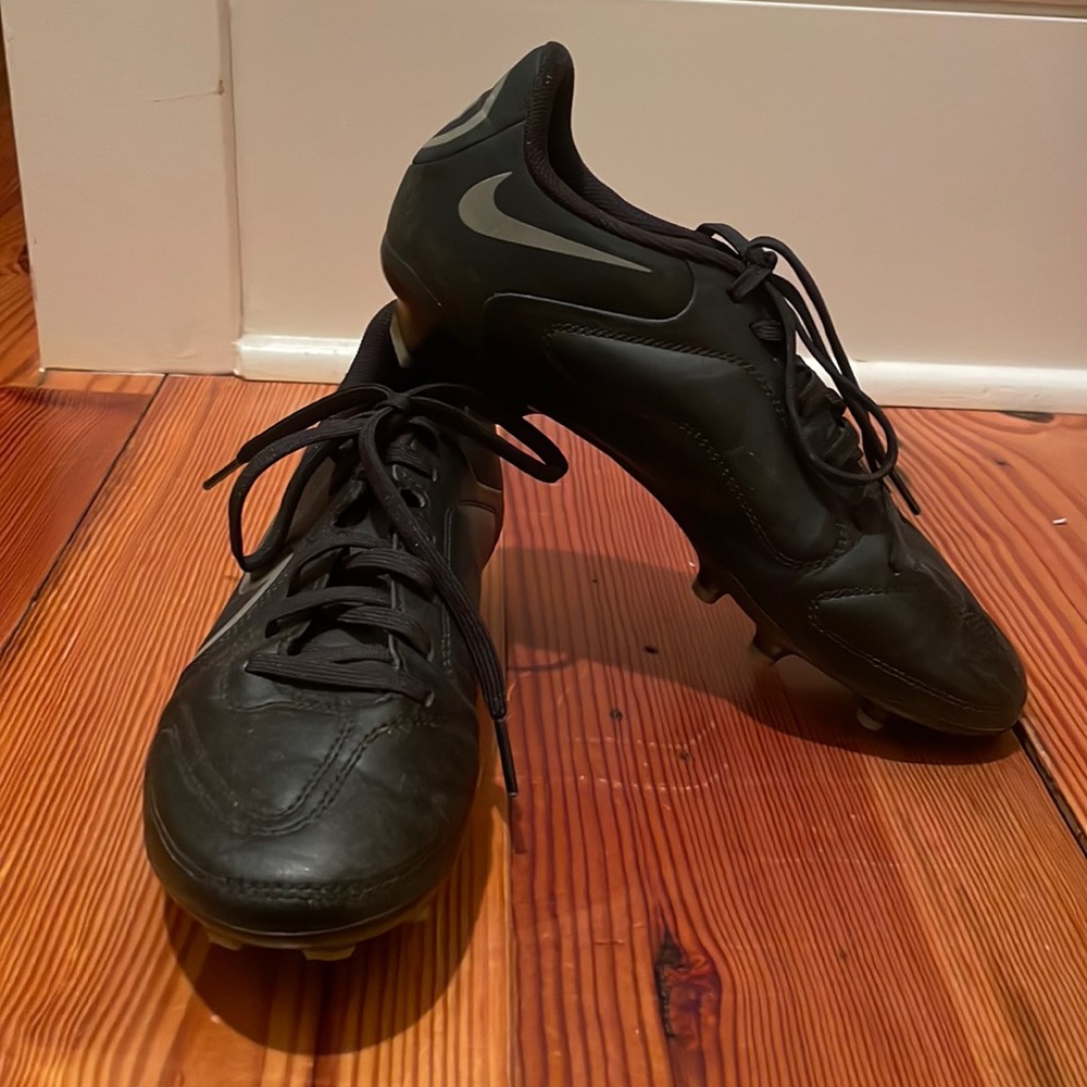 NIKE women’s soccer cleats